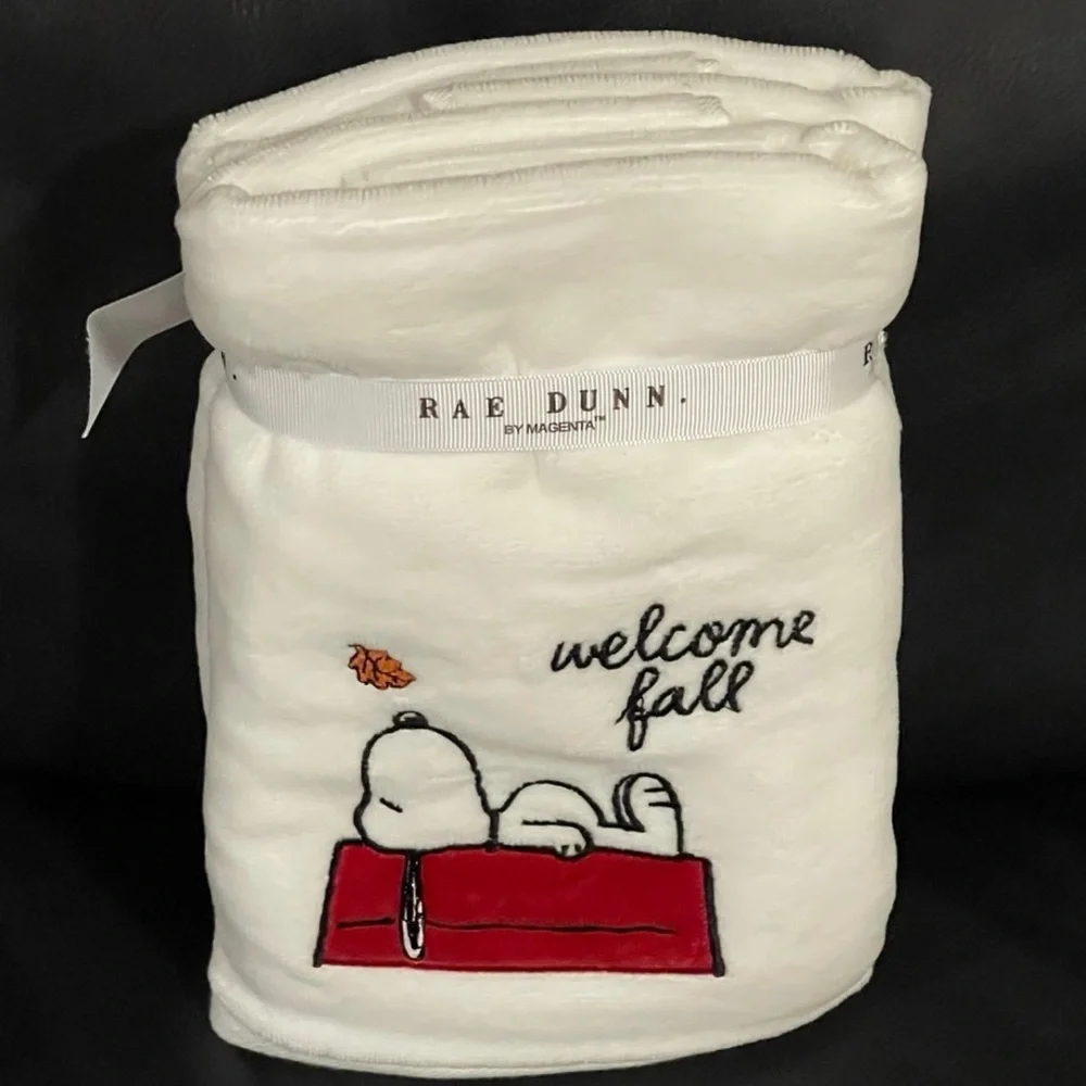 Peanuts White Bath Towel with Snoopy and Red Accents
